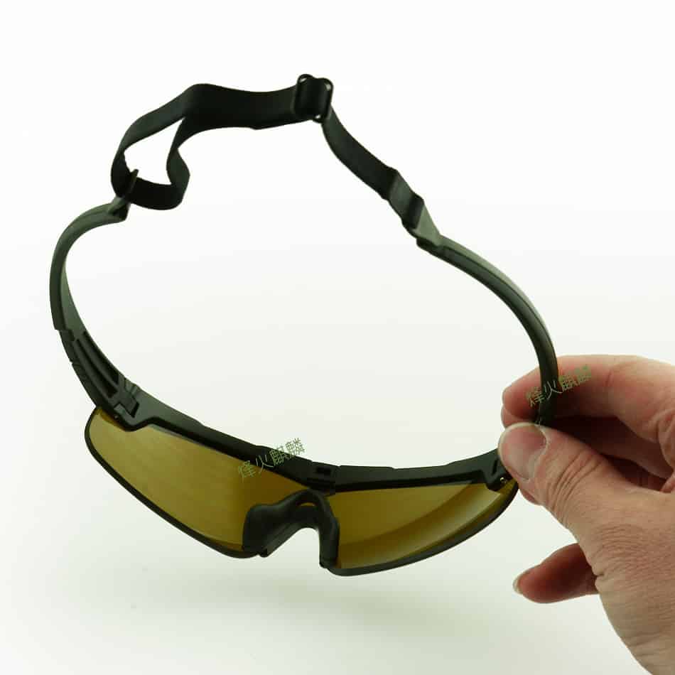 12.21式防弹护目镜手拿着.jpg